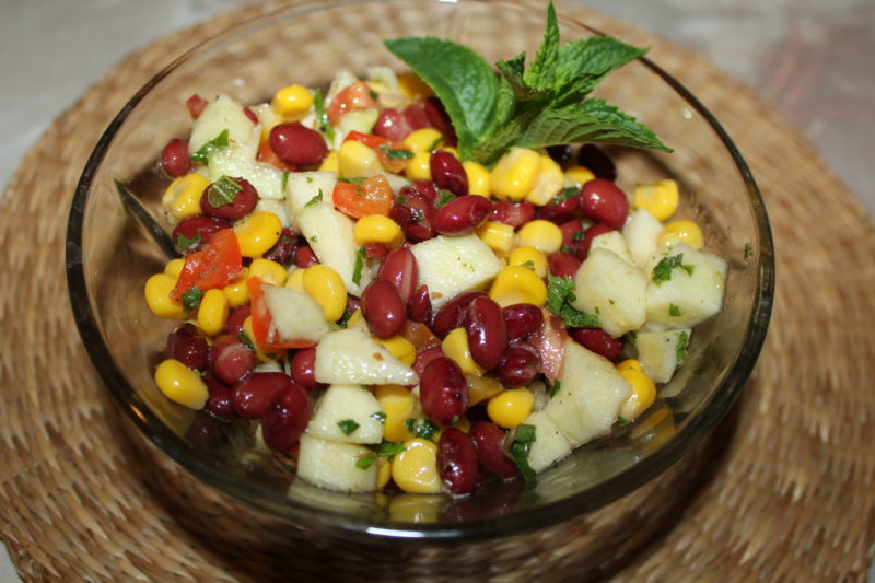 Рецепт салата с красной фасолью и кукурузой. Салат фасоль, кукуруза перец. Салат с фасолью консервированной и кукурузой. Салаты с кукурузой и оливковым маслом. Салат из фасоли и кукурузы.